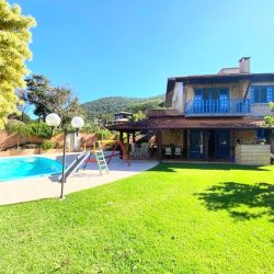 Casa Residencial com 244m², 3 quartos, 1 suíte, 2 garagens, no bairro Campeche em Florianópolis