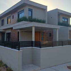 Casa Residencial com 130m², 3 quartos, 1 suíte, 2 garagens, no bairro Rio Tavares em Florianópolis