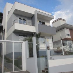 Casa Residencial com 326m², 4 quartos, 1 suíte, 2 garagens, no bairro Forquilhinha em São José
