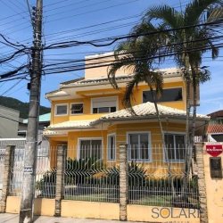 Casa Residencial com 230m², 3 quartos, 2 suítes, 2 garagens, no bairro Monte Verde em Florianópolis