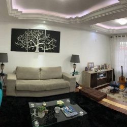 Casa Residencial com 214m², 4 quartos, 1 suíte, 4 garagens, no bairro Carianos em Florianópolis