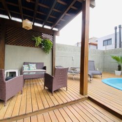 Casa Residencial com 150m², 3 quartos, 1 suíte, 2 garagens, no bairro Campeche em Florianópolis
