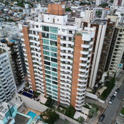 Apartamentos com 132m², 3 quartos, 3 suítes, 2 garagens, no bairro Centro em Florianópolis