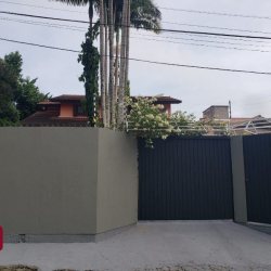 Casa Residencial com 243m², 4 quartos, 1 suíte, 2 garagens, no bairro Córrego Grande em Florianópolis