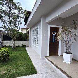 Casa Residencial com 202m², 4 quartos, 1 suíte, 6 garagens, no bairro Balneário em Florianópolis