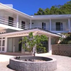 Casa Residencial com 375m², 4 quartos, 2 suítes, 5 garagens, no bairro Ponta De Baixo em São José