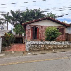 Casa Residencial com 65m², 3 quartos, 3 garagens, no bairro Barreiros em São José