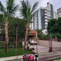Casa Residencial com 231m², 5 quartos, 1 suíte, 2 garagens, no bairro Barreiros em São José