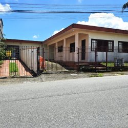 Casa Residencial com 265m², 3 quartos, 1 suíte, 3 garagens, no bairro Barreiros em São José
