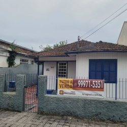 Casa Residencial com 214m², 4 quartos, 1 suíte, 3 garagens, no bairro Balneário em Florianópolis