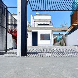 Casa Residencial com 140m², 3 quartos, 1 suíte, 2 garagens, no bairro Campeche em Florianópolis