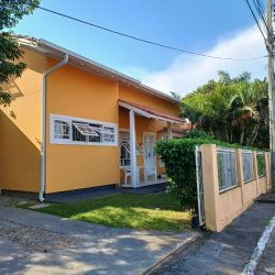 Casa Residencial com 151m², 2 quartos, 2 garagens, no bairro Campeche em Florianópolis