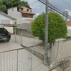 Casa Residencial com 65m², 2 quartos, 2 garagens, no bairro Estreito em Florianópolis