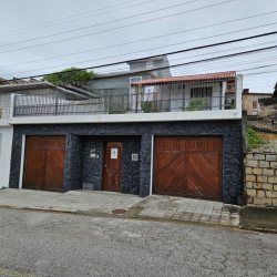 Casa Residencial com 250m², 4 quartos, 1 suíte, 2 garagens, no bairro Capoeiras em Florianópolis
