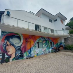 Predio com 352m², 11 garagens, no bairro Carvoeira em Florianópolis