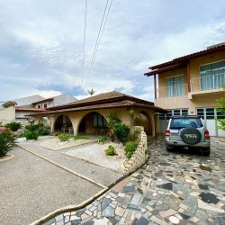 Casa Residencial com 320m², 4 quartos (sendo 1 suíte), 3 garagens, no bairro Praia Comprida em São José