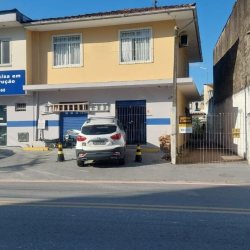 Casa Comercial com 134m², 6 garagens, no bairro Abraão em Florianópolis