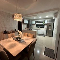 Casa Residencial com 210m², 3 quartos, 1 suíte, 2 garagens, no bairro Aririu em Palhoça