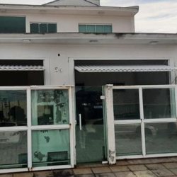 Casa Residencial com 300m², 4 quartos (sendo 1 suíte), 3 garagens, no bairro Praia Comprida em São José