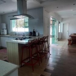 Casa Residencial com 300m², 4 quartos (sendo 1 suíte), 3 garagens, no bairro Praia Comprida em São José