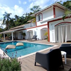 Casa Residencial com 350m², 4 quartos, 4 suítes, 8 garagens, no bairro São João Do Rio Vermelho em Florianópolis