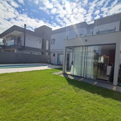 Casa em Condomínio com 272m², 3 quartos, 1 suíte, 2 garagens, no bairro RIO VERMELHO em Florianópolis
