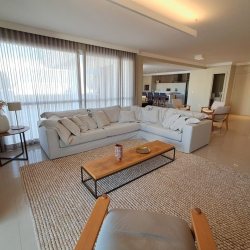 Cobertura com 246m², 4 quartos, 4 suítes, 3 garagens, no bairro Cachoeira do Bom Jesus em Florianópolis