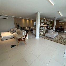 Casa Residencial com 560m², 5 quartos, 5 suítes, 8 garagens, no bairro Cachoeira Do Bom Jesus em Florianópolis