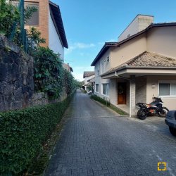 Casa em Condomínio com 167m², 2 quartos, 2 suítes, 2 garagens, no bairro Lagoa da Conceição em Florianópolis