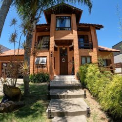 Casa em Condomínio com 230m², 3 quartos, 3 suítes, 4 garagens, no bairro Rio Tavares em Florianópolis
