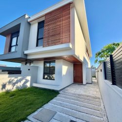 Casa Residencial com 162m², 3 quartos, 1 suíte, 2 garagens, no bairro Campeche em Florianópolis