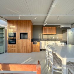 Cobertura com 244m², 3 quartos, 1 suíte, 2 garagens, no bairro Coqueiros em Florianópolis