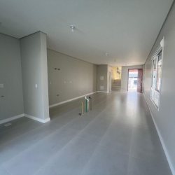 Casa Residencial com 150m², 3 quartos, 1 suíte, 2 garagens, no bairro Carianos em Florianópolis