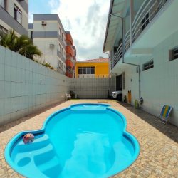 Casa Residencial com 404m², 5 quartos, 3 suítes, 5 garagens, no bairro Praia Comprida em São José
