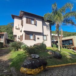 Casa em Condomínio com 297m², 5 quartos, 1 suíte, 4 garagens, no bairro Cachoeira Do Bom Jesus em Florianópolis