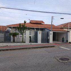 Casa Residencial com 191m², 4 quartos, 1 suíte, 2 garagens, no bairro Ipiranga em São José