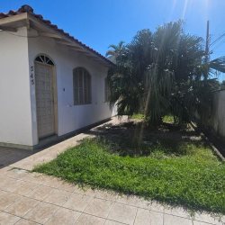 Casa Residencial com 130m², 2 quartos, 1 suíte, 2 garagens, no bairro Carianos em Florianópolis