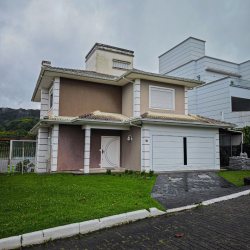 Casa em Condomínio com 298m², 4 quartos, 2 suítes, 2 garagens, no bairro Córrego Grande em Florianópolis