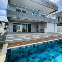Casa Residencial com 296m², 3 quartos, 3 suítes, 4 garagens, no bairro Pedra Branca em Palhoça