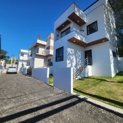 Casa Residencial com 110m², 3 quartos, 1 suíte, 2 garagens, no bairro Santinho em Florianópolis
