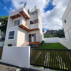 Casa Residencial com 110m², 2 quartos, 2 garagens, no bairro Santinho em Florianópolis