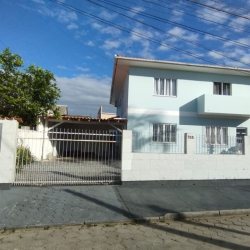 Casa Residencial com 312m², 6 quartos, 4 garagens, no bairro Carianos em Florianópolis
