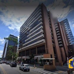 Sala com 76m², 2 garagens, no bairro Centro em Florianópolis