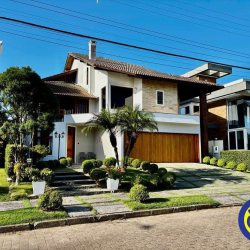 Casa Residencial com 600m², 5 quartos, 3 suítes, 3 garagens, no bairro Jurerê Internacional em Florianópolis