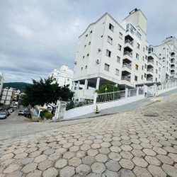 Apartamentos com 41m², 1 quarto, 1 garagem, no bairro Carvoeira em Florianópolis