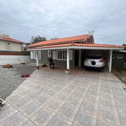 Casa Residencial com 150m², 3 quartos, 1 suíte, 2 garagens, no bairro São João Do Rio Vermelho em Florianópolis