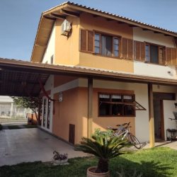 Casa Residencial com 111m², 3 quartos, 1 suíte, 3 garagens, no bairro Campeche em Florianópolis