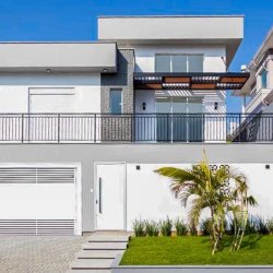 Casa Residencial com 208m², 3 quartos, 3 suítes, 2 garagens, no bairro Pedra Branca em Palhoça