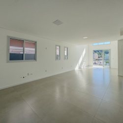 Casa Residencial com 208m², 3 quartos, 3 suítes, 2 garagens, no bairro Pedra Branca em Palhoça