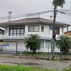 Casa Residencial com 227m², 4 quartos, 1 suíte, 2 garagens, no bairro Lagoa Da Conceição em Florianópolis